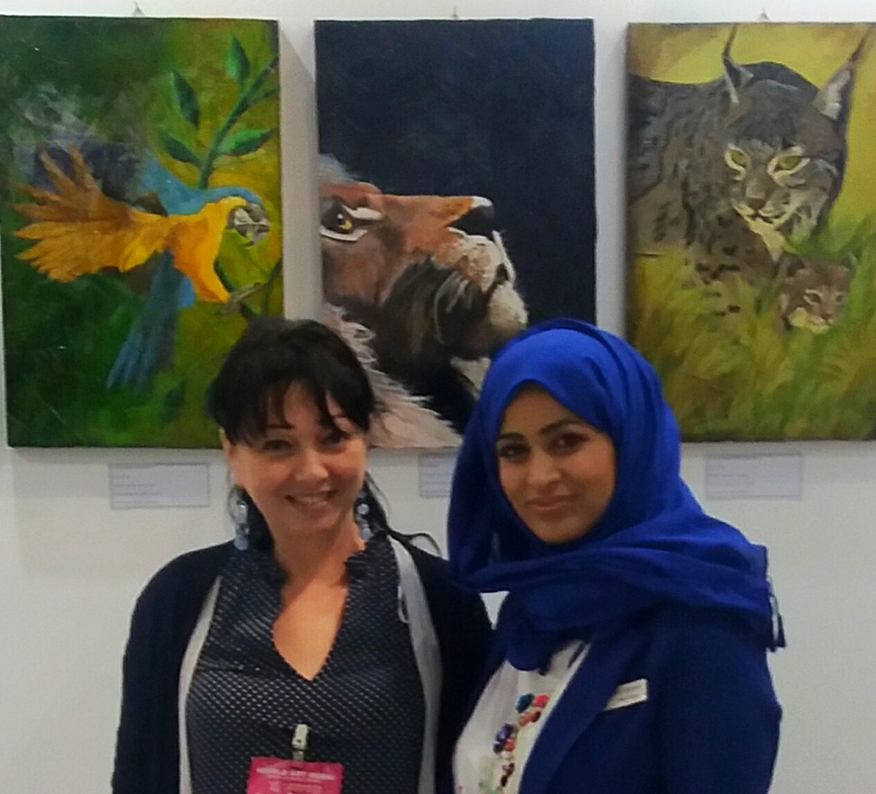 Alessandra Anca Palel curatrice d'arte con l'organizzatrice della fiera internazionale d'arte Art World Trade Center Dubai, 2019