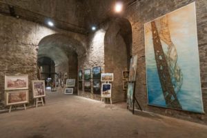  Nicoletta Anastasia, Mariangela Baldi, Bruno Battaglino, Letizia Belluigi, Ornella Busti, Elena Bullo, Maria Cappello Artist, Alessandro Dell'Otto, Vincenzo Di Biase, Adele Carloni, Fausto Ercolani, Yaroslava Emelyanova, Giancarlo Foglietta, Maria Antonietta Giannini, Paola Giordano, Giovanna Greco, Ahmad Jadouh, Ata Kazaaz, Michele Martinellii, Marco Montagnani, Lello Negozio, Alessandra Anca Palel, Genny Pazzaglia Petruccioli, Deborah Petruccioli, Giampietro Petruccioli, Fabiola Sacramati, Barbara Scaccini, Filippo Sproviero, Franco Susta, Stefano Ricci, Ezio Tambini, Armando Tordoni, Gianni Torti, Mauro del Vescovo, Ornella Zuccherini e Loris Zucchetta.