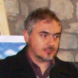 Michele Martinelli, pittore "Scopriamo in Michele Martinelli un'artista poliedrico, che sperimenta di continuo, spaziando da un'originale, astrato materico, ad un figurativo sognante con uno stile inconfondibile, dove i suoi personaggi avvolti da un'aura romantica, attraversati della vita ci si raccontano, e dove i colori caldi e vivaci degli scorci e dei paesaggi ci rivelano un'atmosfera idilliaca e incantata con sfumature naif. L'artista ci regala una pittura poetica e contemplativa, ma anche di ricerca sociale e denuncia verso le problematiche dell'umanità, sensibilizzando l'interlocutore ad uno sguardo introspettivo e sfiorando il profondo dell'anima. Abbracci, sguardi, vicoli, scorci, ombre e sorprendenti esplosioni di luce e colori ci attraggono in un mondo che abbiamo già vissuto e nel contempo aspetta di essere ancora scoperto, suscitandoci emozioni perpetue che continueranno a camminare insieme a noi!" Alessandra Anca Palel, curatrice d'arte 